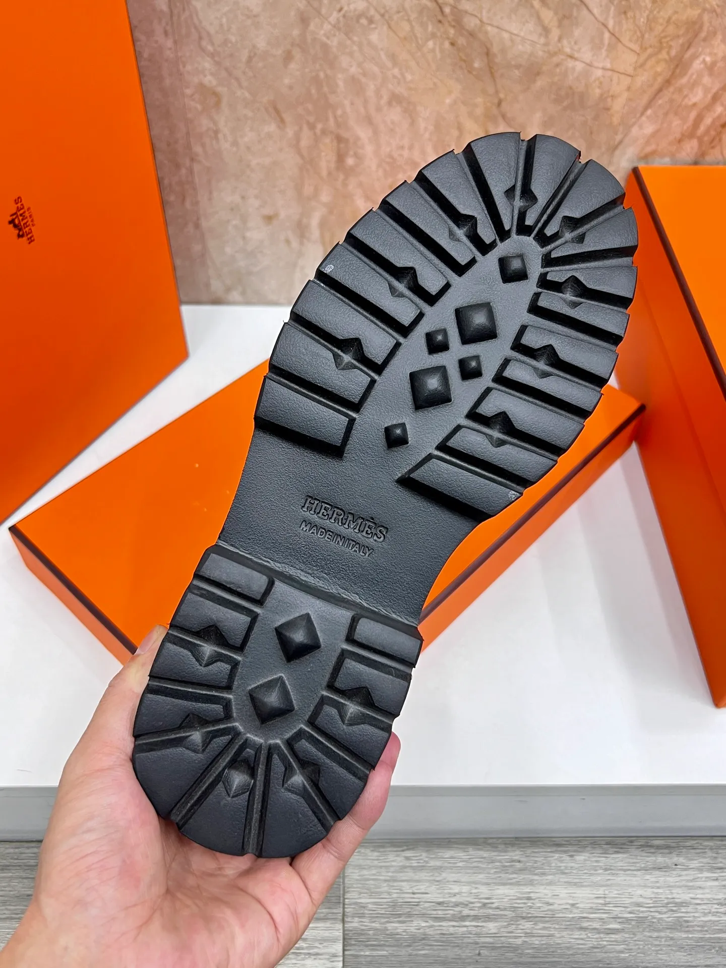 Original order quality P840 Brand: Hermès Standard code: Men's code: 39.40.41.42.43.44. (38.45 custom-made Grade: Same as the official website Original order quality Material: Original cowhide Original breathable cowhide lining Original outsole Style category: Men's fashionable casual leather shoes Color: Actual picture